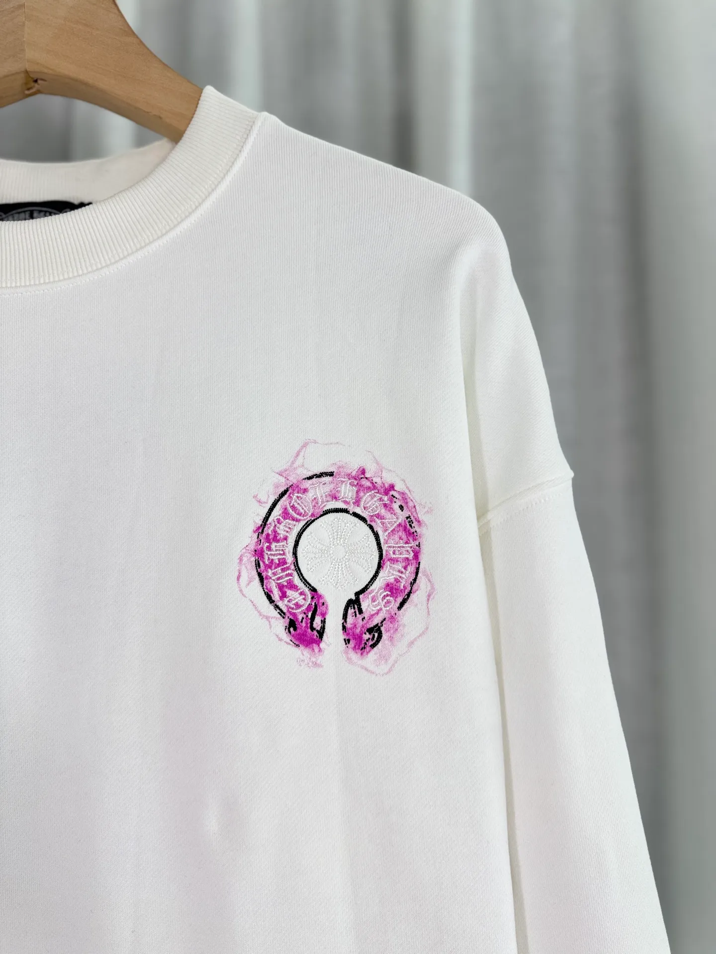 P260 top version, real shot without P, ​​different from market currency) 𝗖𝗵𝗿𝗼𝗺𝗲 𝗛𝗲𝗮𝗿𝘁𝘀/Cro Heart 2025 patch embroidery autumn and winter new original single counter American laser burnt 3D three-dimensional embroidery couple casual sweatshirt 👑The highest version! Customized fabric 440g tripe terry fabric! American acid-washed and distressed original fabric laser burnt ✟appliqué embroidery and exquisite embroidery of letters! The best-selling model in the counter, very comfortable to wear. Accessories: original molded and authenticated collar label➕100% silk wash label. Genuine purchase-grade original hangtag➕matching hanging rope➕3D hanging beads➕original packaging bag. Craftsmanship: The original version has consistent wiring! The highest version of the armhole matching technique! Color: White Black Size: S M L XL Style Number: 25-310